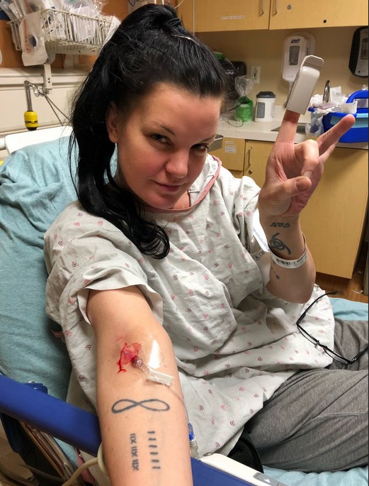 A atriz Pauley Perrette em sei leito hospitalar (Foto: Twitter)