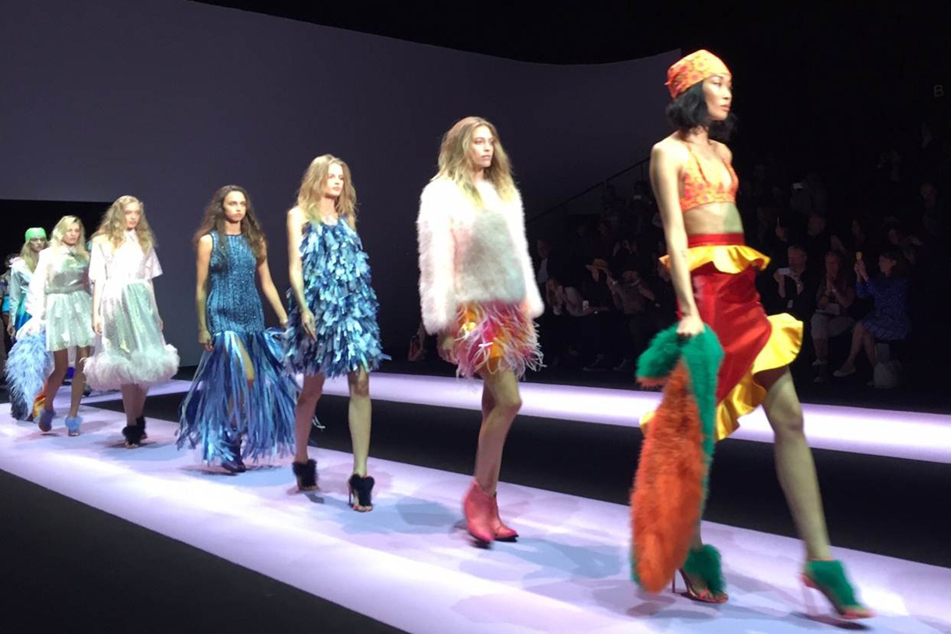 DAIZY SHELY'S PARADE OF COLOURFUL LOOKS FOR S/S 2016 (Foto: Suzy Menkes Instagram )