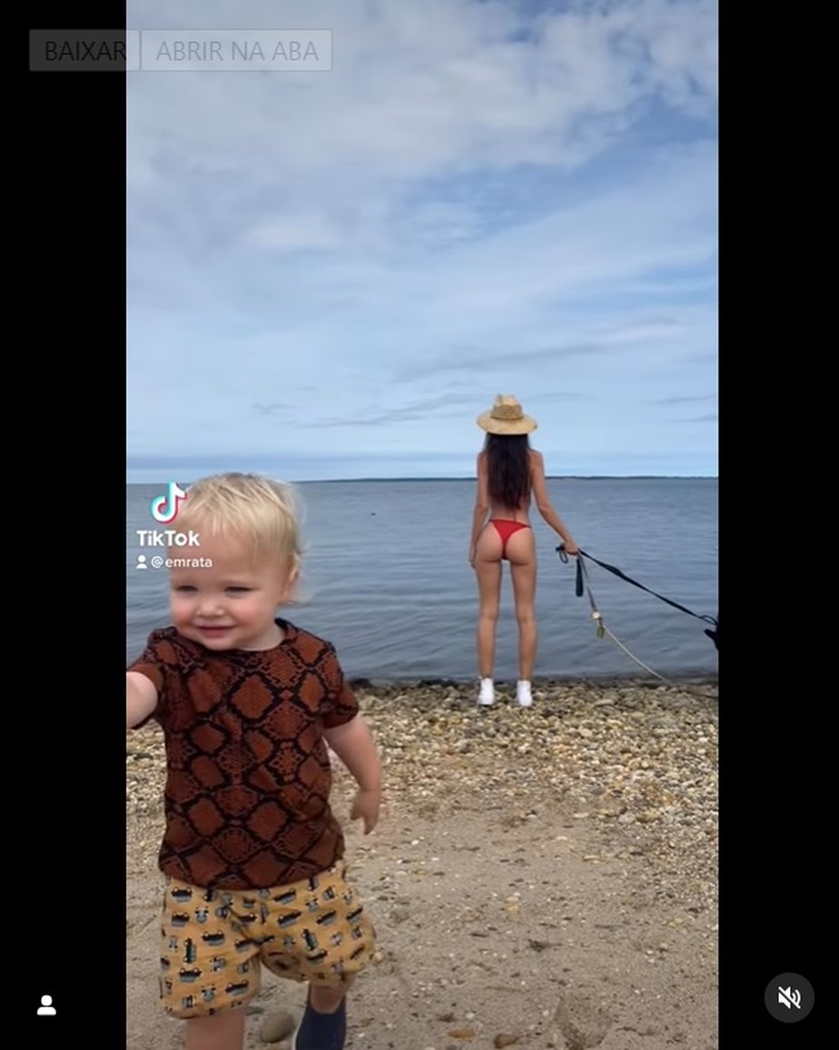 Emrata leva filho e cachorros para dia na praia