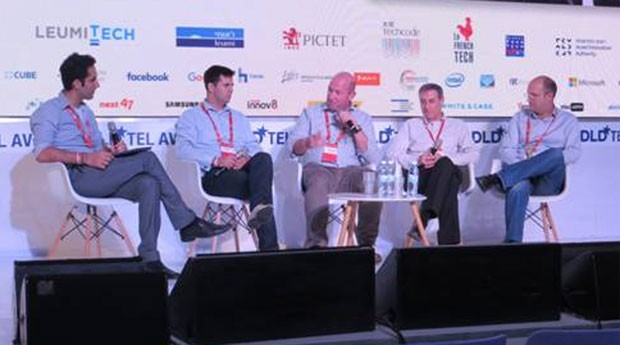 A partir da esquerda, o moderador da mesa, Menny Barzilay, Matan Scharf, Alon Wolf, Jeff Dykan e Yariv Bash (Foto: Mariana Iwakura)