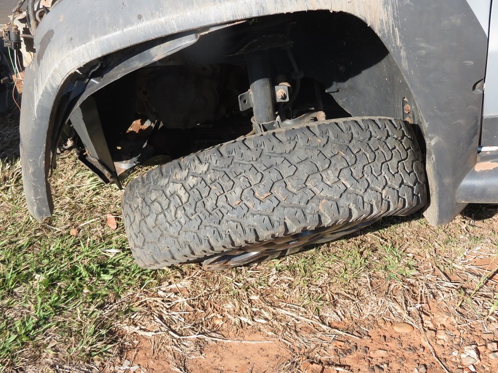 Vítimas foram arremessadas do veículo, conforme a polícia — Foto: Jorge Zanoni/Cedida