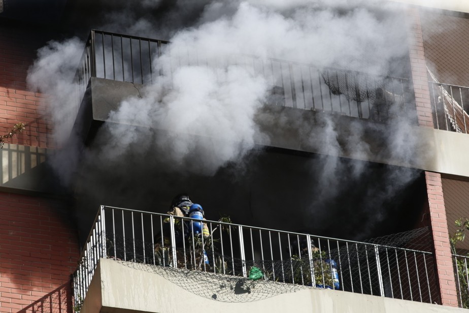 Apartamento pega fogo na Rua Barata Ribeiro, em Copacabana. Bombeiros combateram as chamas