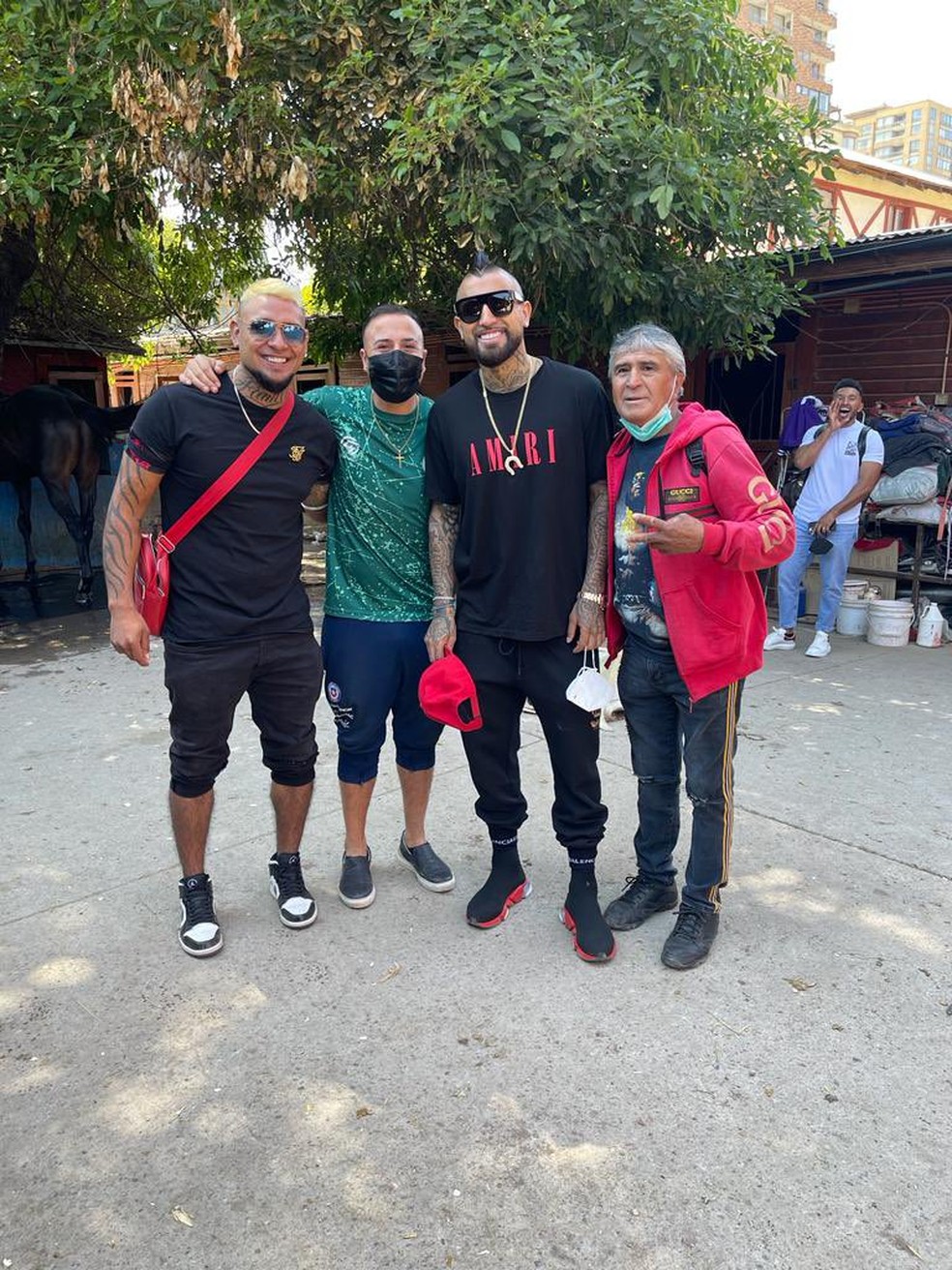 Vidal homenageia o pai, antes da final da Copa do Brasil — Foto: Arquivo pessoal