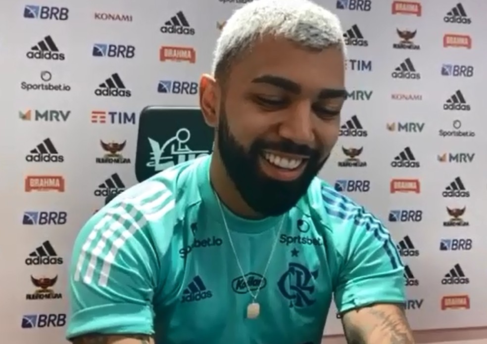Gabigol ri com perguntas enviadas em v&iacute;deo pela crian&ccedil;ada  &mdash; Foto: Reprodu&ccedil;&atilde;o / Esporte Espetacular