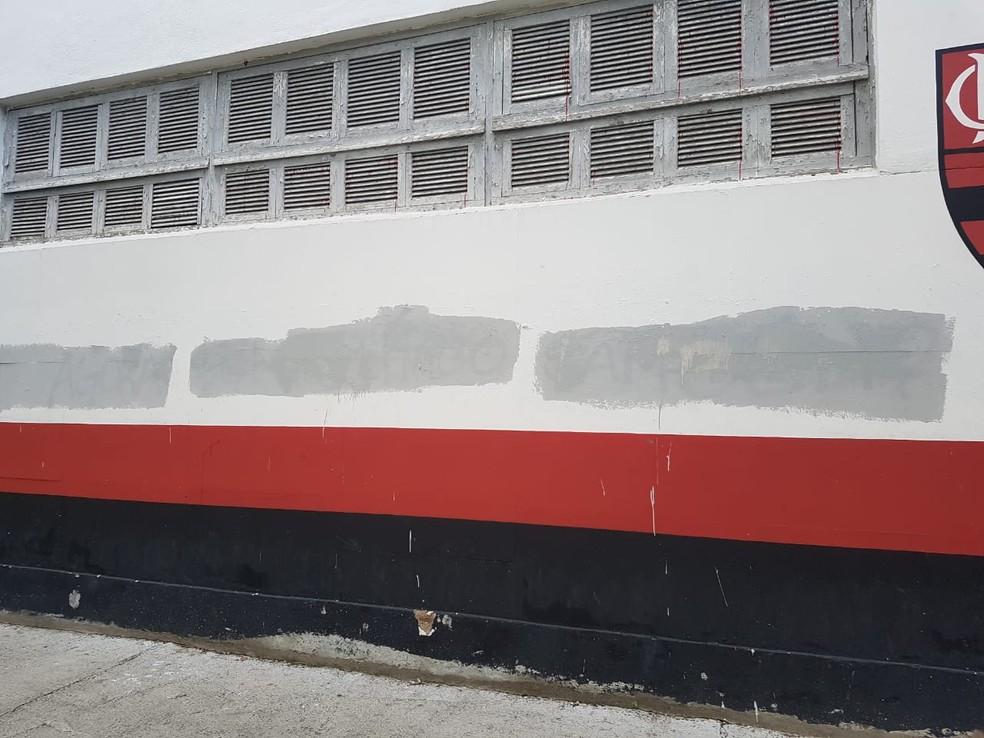 Muros da G&aacute;vea s&atilde;o pintados ap&oacute;s frases de protesto &mdash; Foto: Marcelo Baltar