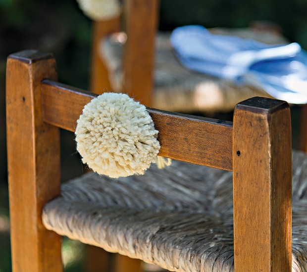 O pompom de lã da Novelaria faz as vezes de rabinho de coelho no banquinho (Foto: Cacá Bratke / Editora Globo)