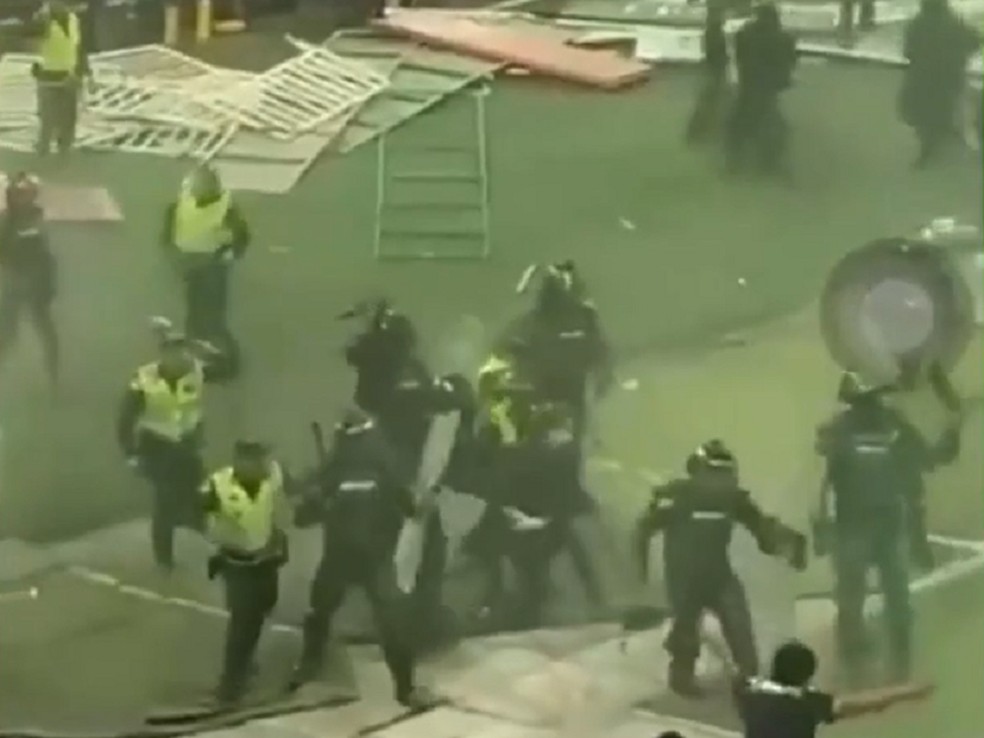 Confronto entre torcedores e policiais em Medellín — Foto: Reprodução