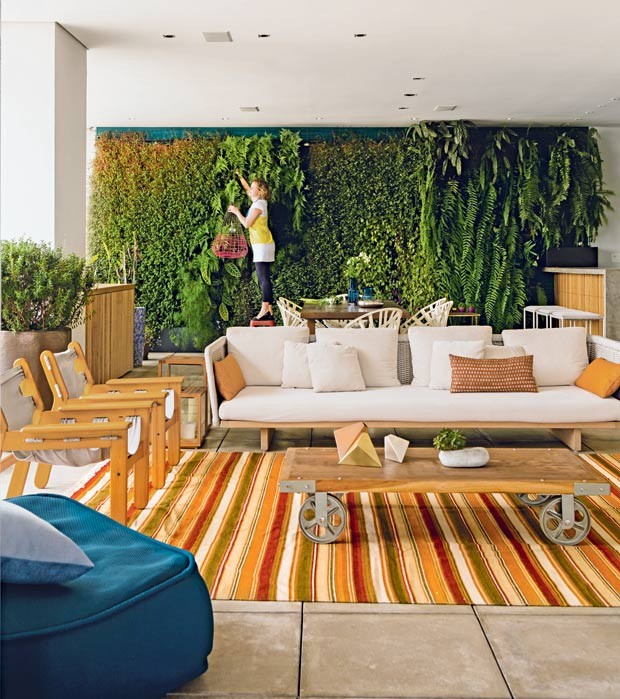 Varanda-jardim-vertical-mesa-vasos-tapete-mesa-de-centro-Sofa-pufe-almofadas-cadeiras (Foto: Edu Castello/Editora Globo)