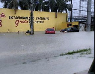 Várias vias ficaram alagadas  (Foto: Divulgação/Manaustrans)