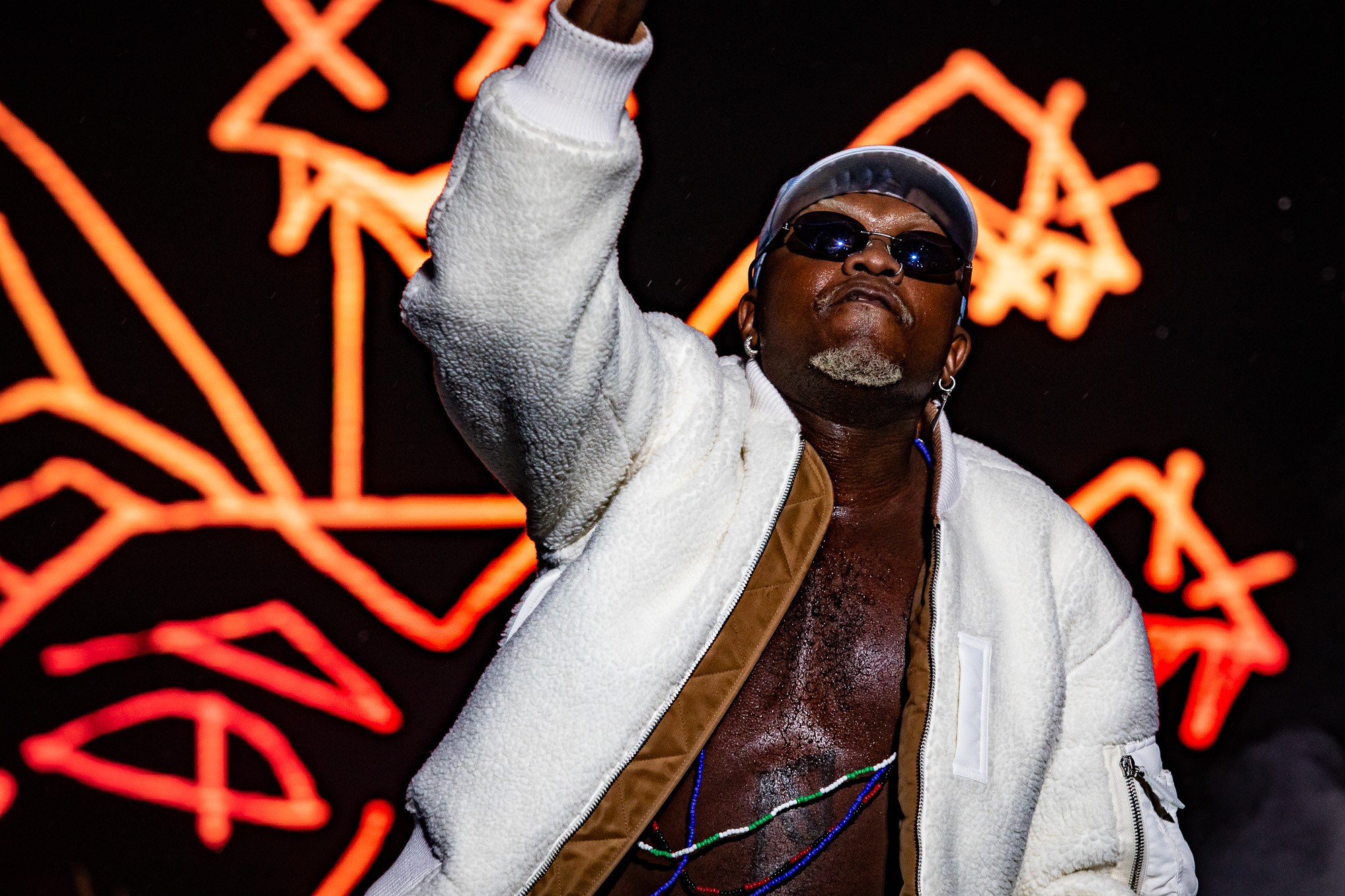 Djonga comanda coro de 'fogo nos racistas' no meio da plateia em show explosivo no Lollapalooza