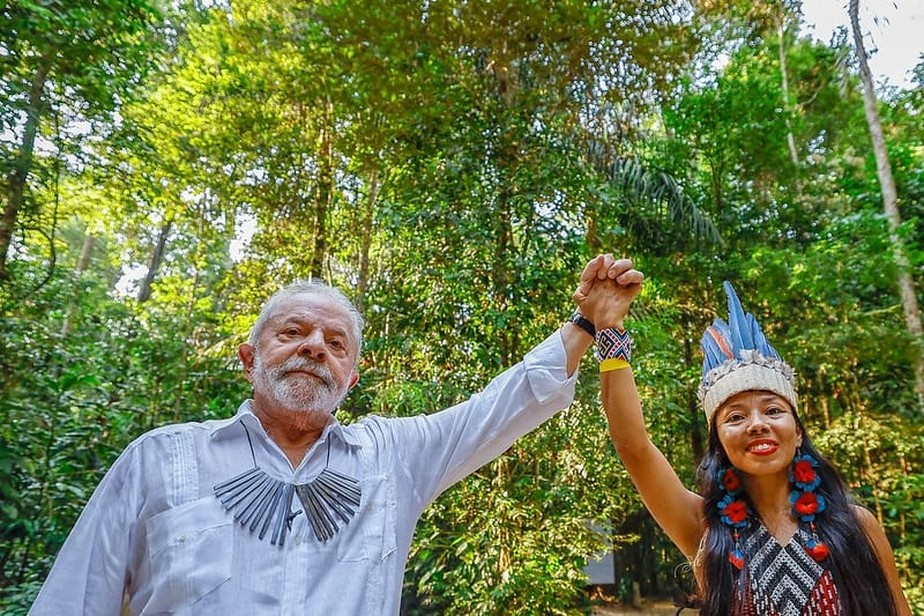 O presidente eleito Luiz Inácio Lula da Silva ao lado da líder indígena do povo Witoto, Vanda Witoto