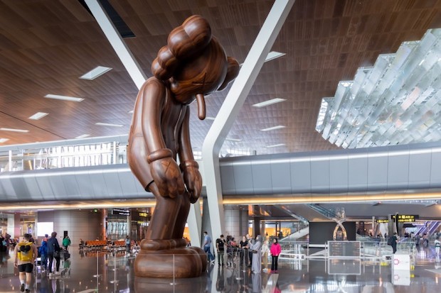 O obra Small Lie (2018), de KAWS, estará no saguão do Aeroporto Internacional de Hamad, no Catar (Foto: Qatar Museums / Divulgação)
