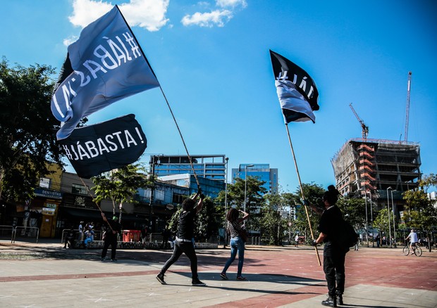 SAO PAULO, BRAZIL â JUNE 07: Pro-democracy protesters wave flags during a protest against Brazilian President Jair Bolsonaro and against racism, in Sao Paulo, Brazil, on June 7, 2020 amid the COVID-19 novel coronavirus pandemic. Brazilians took to the str (Foto: Anadolu Agency via Getty Images)
