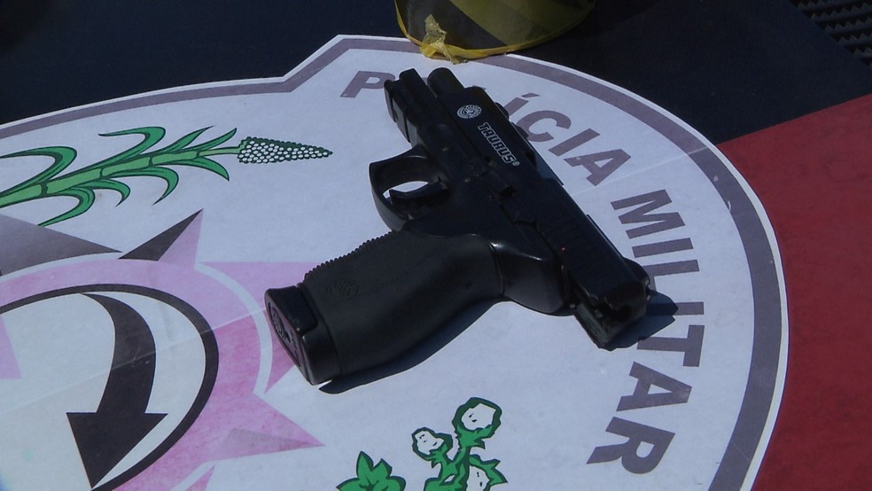 Suspeito utilizou uma arma de pl&aacute;stico durante o assalto &mdash; Foto: TV Cabo Branco/Reprodu&ccedil;&atilde;o