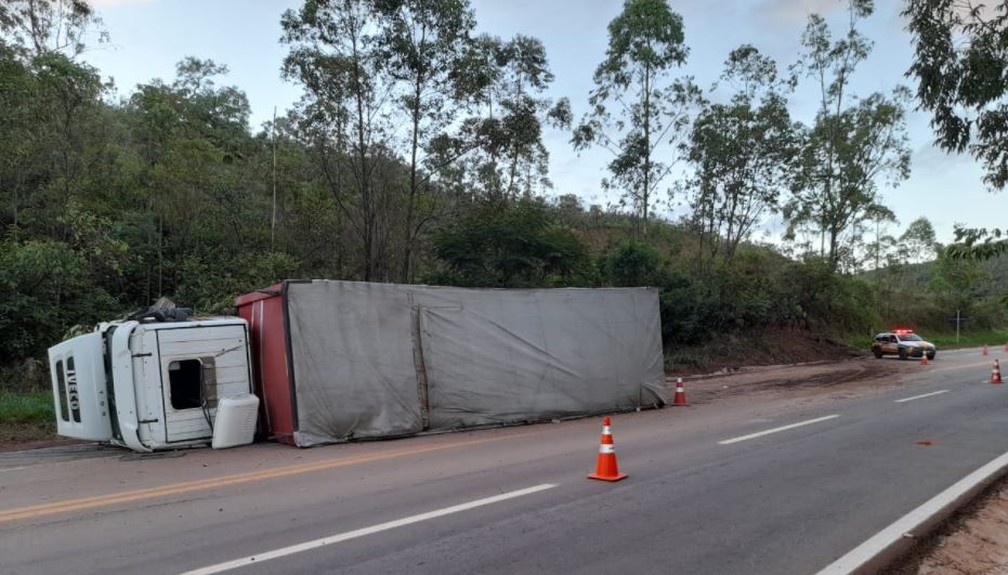 Acidente com carreta na BR-356 — Foto: Redes sociais