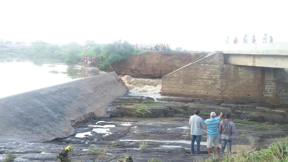 Chuvas fortes derrubam ponte na zona rural de Itapetim, no 
