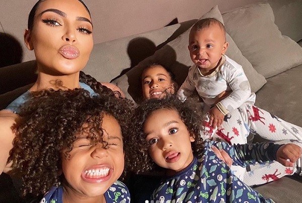 Kim Kardashian com seus quatro filhos durante quarentena (Foto: Instagram)