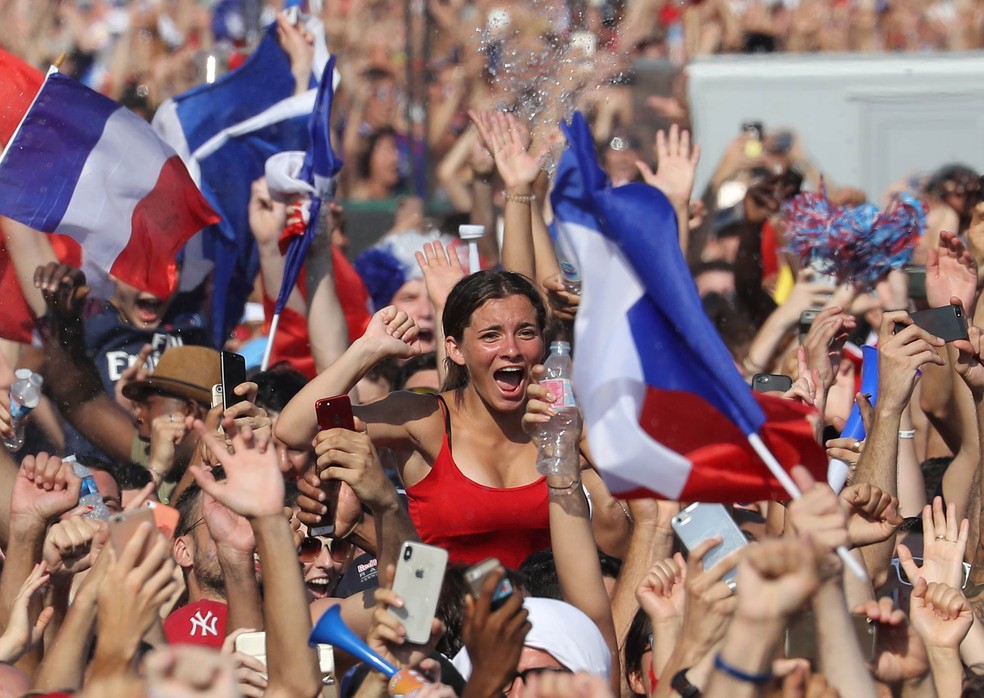 Torcedora grita em meio Ã  multidÃ£o durante comemoraÃ§Ã£o de gol da FranÃ§a sobre a CroÃ¡cia na final da Copa do Mundo 2018 (Foto: Valery Hache/AFP)
