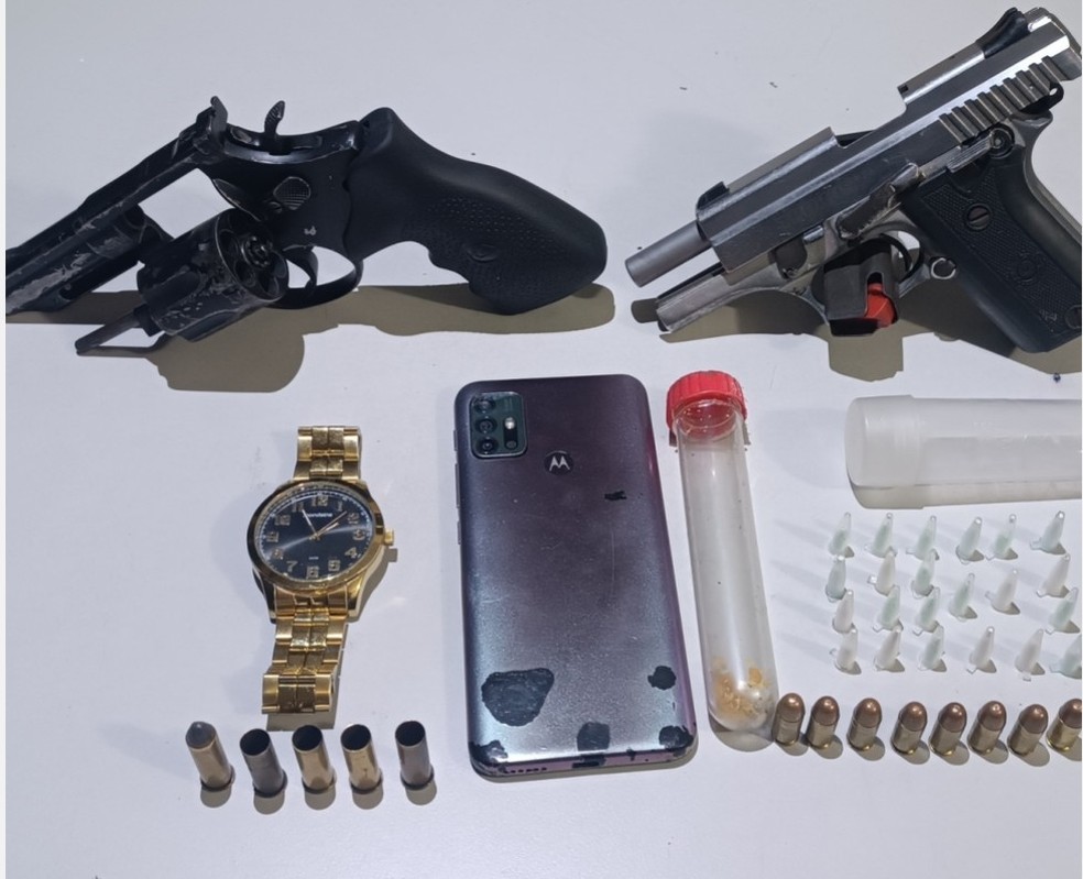 PM apreende armas e drogas na Boca do Rio