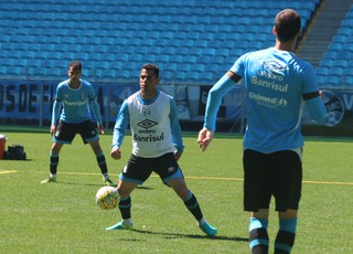 Técnico interino do Grêmio tem volta de Maicon, mas esconde escalação