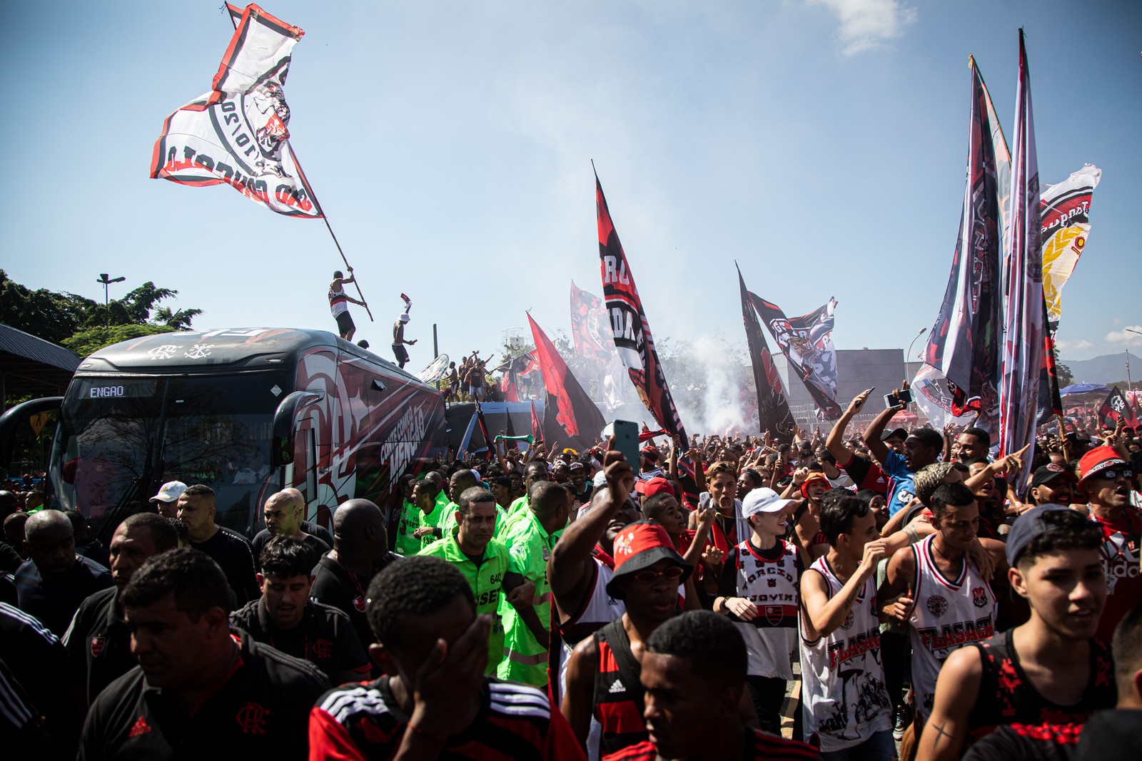 Em busca do Tri das Américas. Flamengo embarca para decisão das Libertadores com apoio da torcida — Foto: Hermes de Paula
