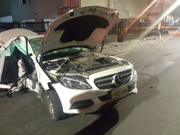 Veículo ficou destruído após colisão (Foto: G1)