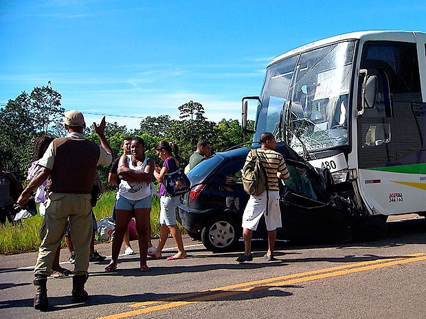 Carro invade pista contrária, atinge ônibus e mulher morre na Bahia (Foto: Imagem/ TV Bahia)