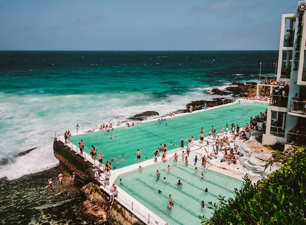 A Bondi Beach é uma das praias mais famosas da Austrália. Ela fica localizada em Sydney e tem uma piscina para quem não quer entrar na água salgada do mar (Foto: Pexels)