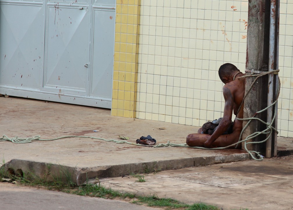 Foto de Cleidenilson da Silva despido, amarrado e linchado repercutiu em todo o paÃ­s â Foto: BinÃ© Morais / O Estado