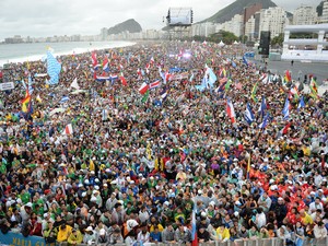 Peregrinos de vários países enchem praia de Copacabana para cerimônia de abertura da Jornada Mundial da Juventude (Foto: Tasso Marcelo/AFP)
