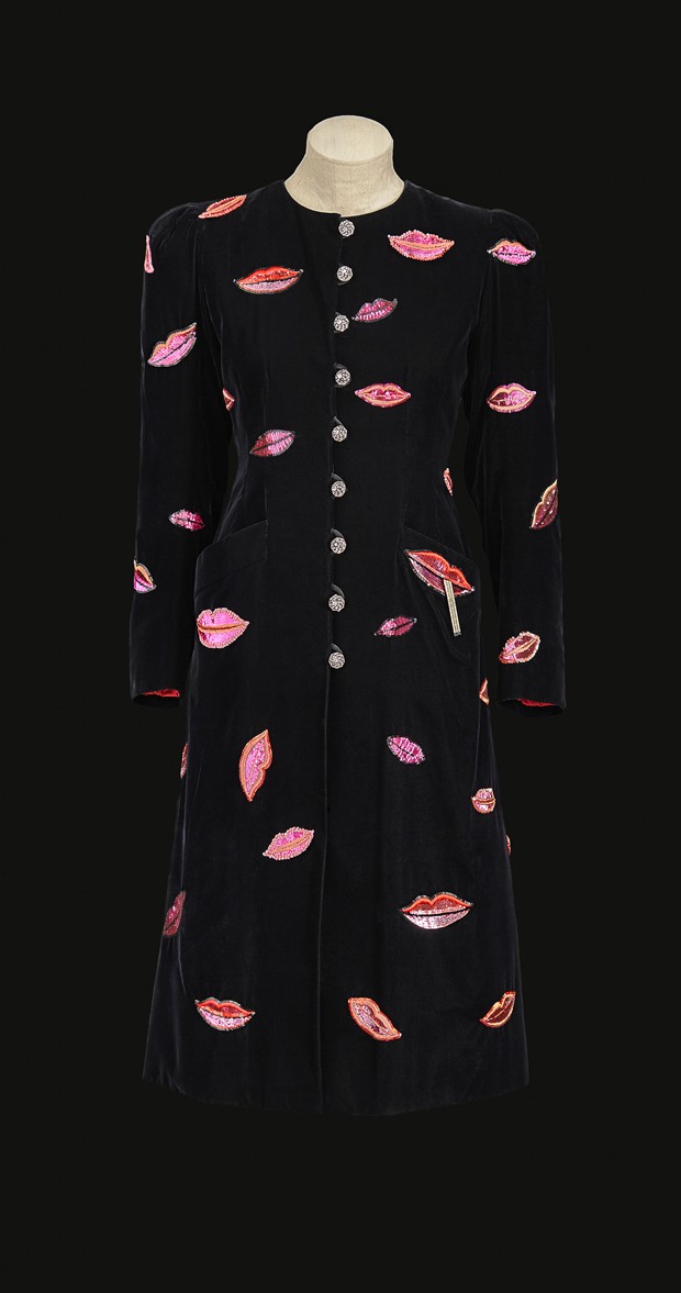 Long evening coat with lip motif (Foto: Sophie Carre © Fondation Pierre Bergé – Yves Saint Laurent)