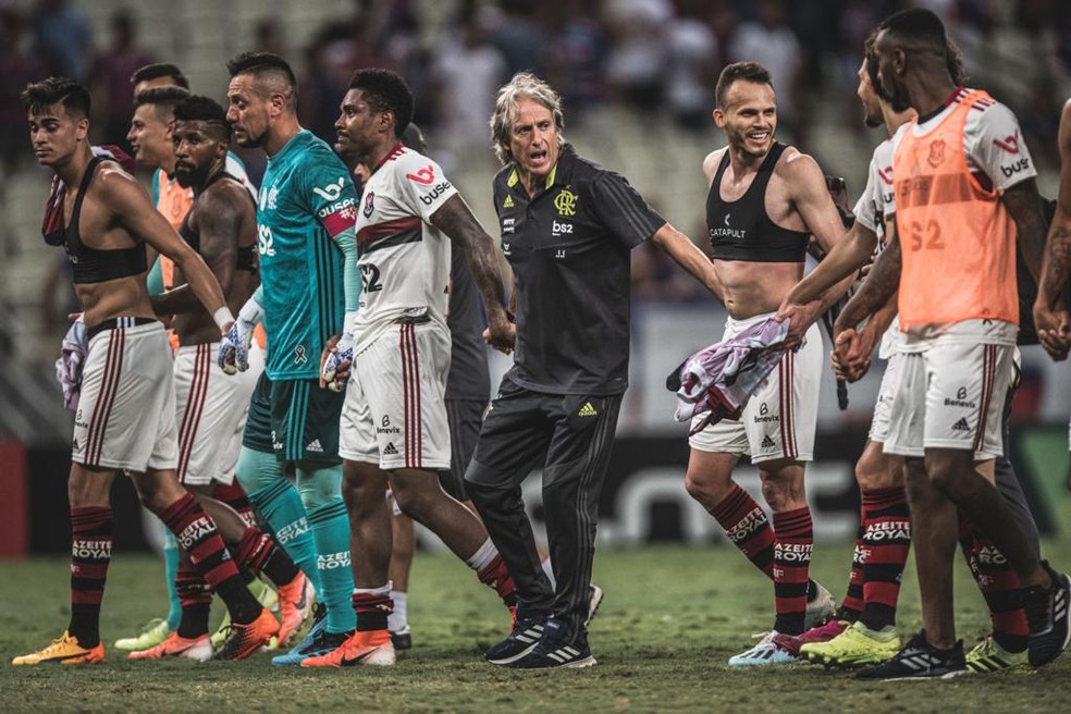 Jorge Jesus comemora com o grupo ap&oacute;s vit&oacute;ria em Fortaleza &mdash; Foto: Pedro Martins/Foto FC