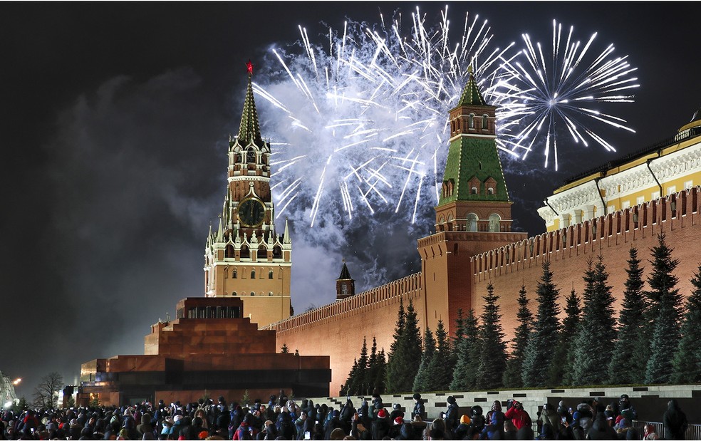Fogos de artifício explodindo sobre o Kremlin e a Torre Spasskaya na Praça Vermelha em 31 de dezembro de 2019 — Foto: Pavel Golovkin, Denis Tyrin/AP