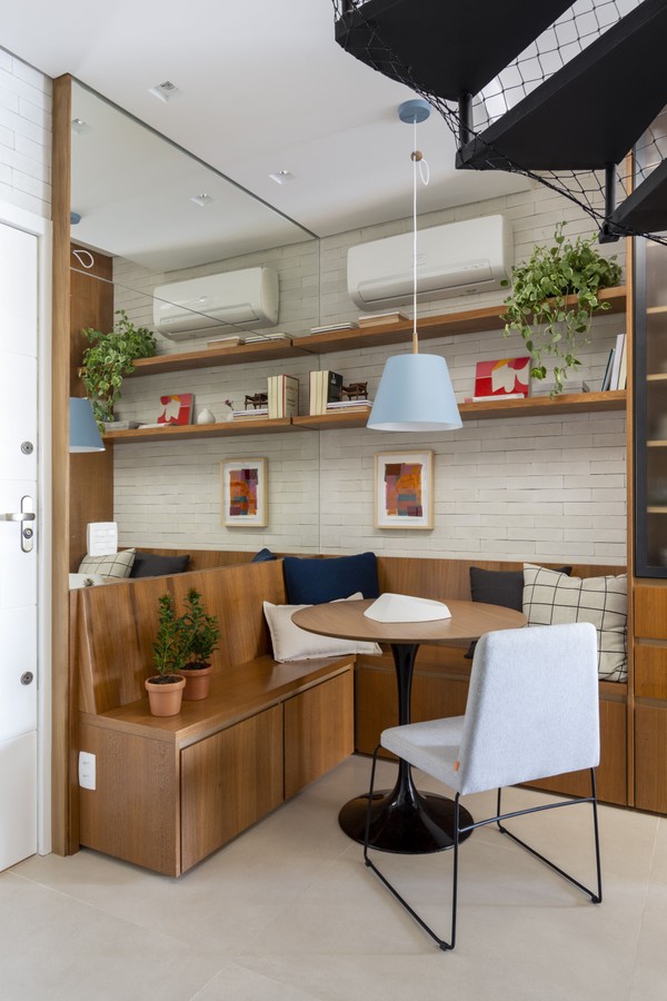 Após reforma, dúplex de 80 m² ganha closet espaçoso e área de refeições com canto alemão (Foto: Lília Mendel)