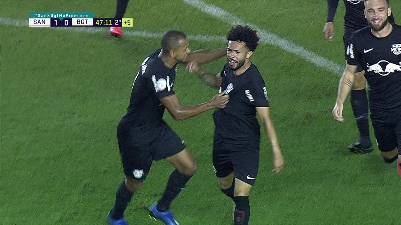 1� gol - Claudinho bate forte da entrada da �rea e marca contra o Santos