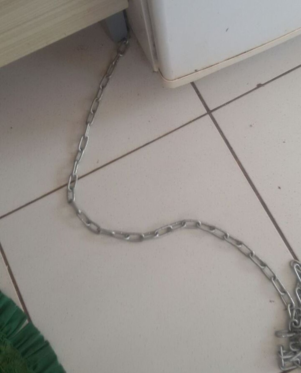 Conselheiro constatou corrente presa a uma geladeira na casa do adolescente. (Foto: Conselho Tutelar de Maringá/Divulgação)