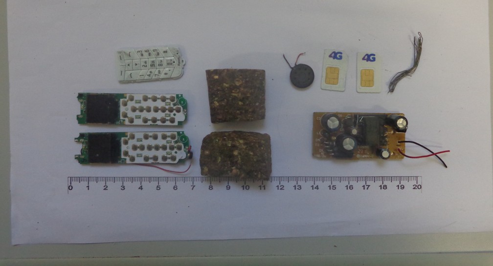 Microcelulares e maconha foram apreendidos pelos agentes em Piracicaba (Foto: Penitenciária de Piracicaba)