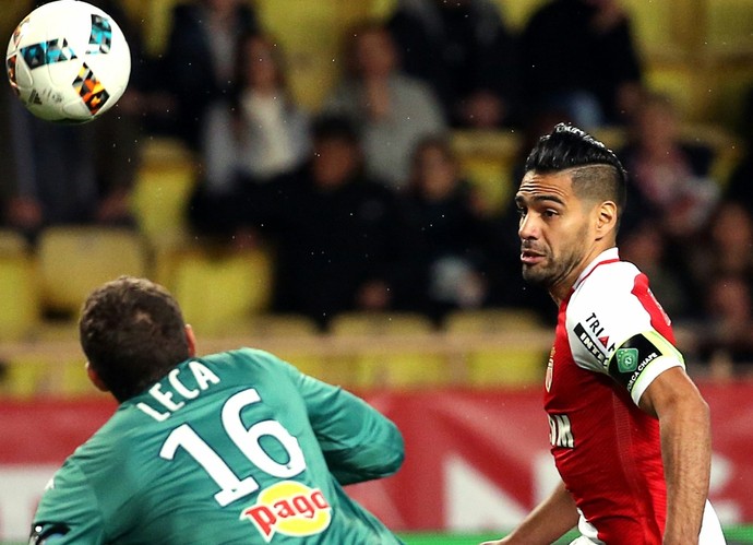 Colombiano Falcao usa braçadeira com escudo da Chape durante jogo do Monaco contra o Bastia pelo Campeonato Francês (Foto: Reuters)