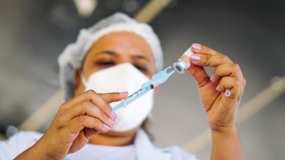Profissional de saúde prepara dose de vacina contra a Covid-19 em Olinda — Foto: Prefeitura de Olinda/Divulgação