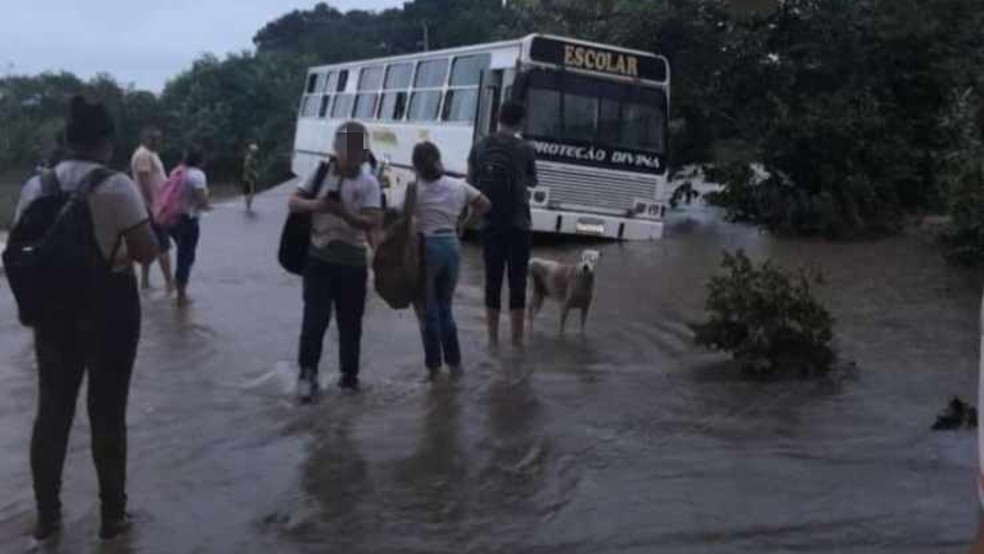 Ônibus com alunos fica preso em buraco em passagem molhada no Ceará — Foto: Arquivo pessoal