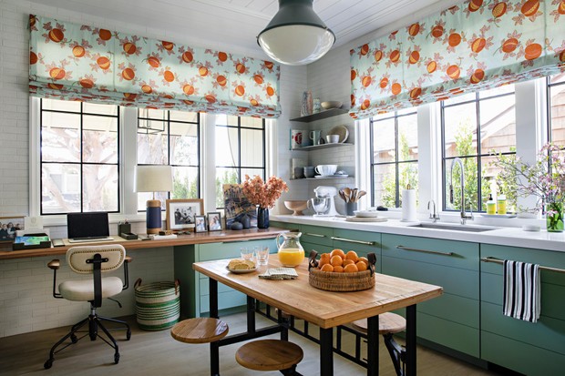 Décor do dia: Cozinha com muita luz natural e cortinas coloridas (Foto: Karyn Millet/Divulgação)