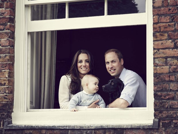 Príncipe William e Kate Middleton aparecem em nova foto com George (Foto: Jason Bell/Reuters)