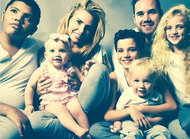 Katie Price e a família (Foto: Reprodução / Instagram)