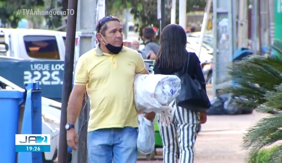 Morador andando pelo centro de Palmas com a máscara de proteção mal colocada  — Foto: Reprodução/TV Anhanguera