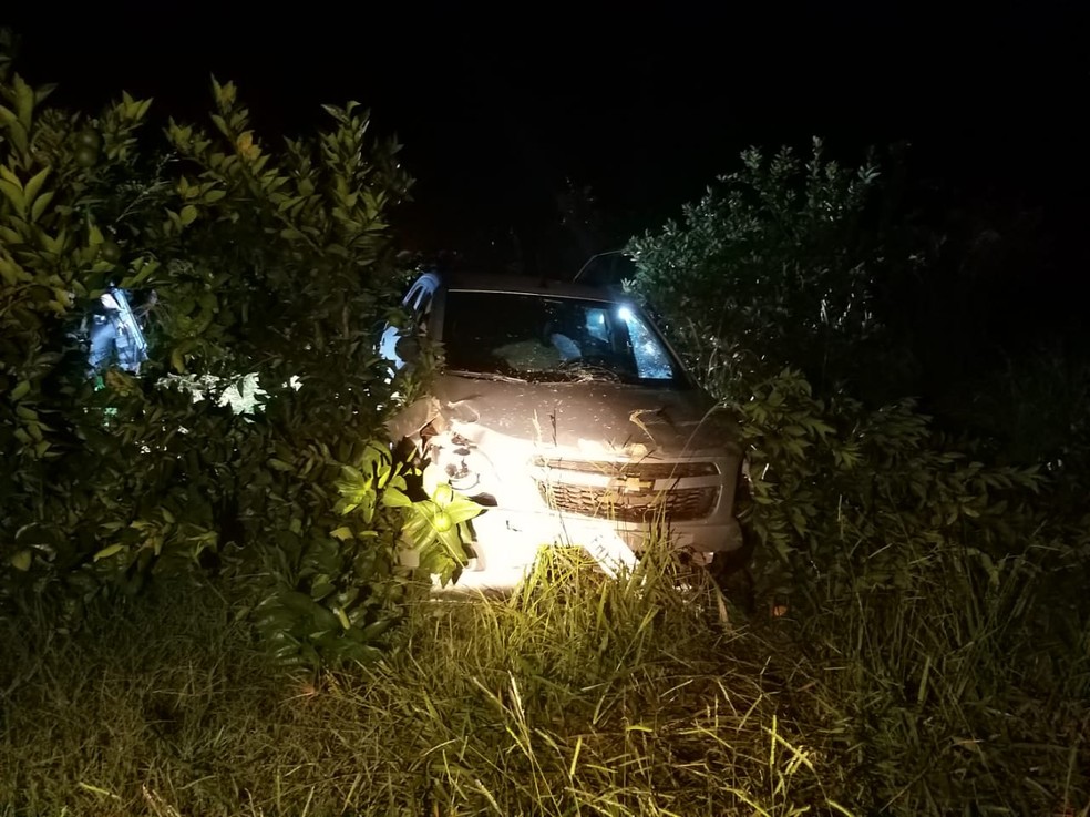 Suspeitos abandonaram caminhão e fugiram de carro, em Paranapanema (SP) — Foto: Polícia Militar/Divulgação