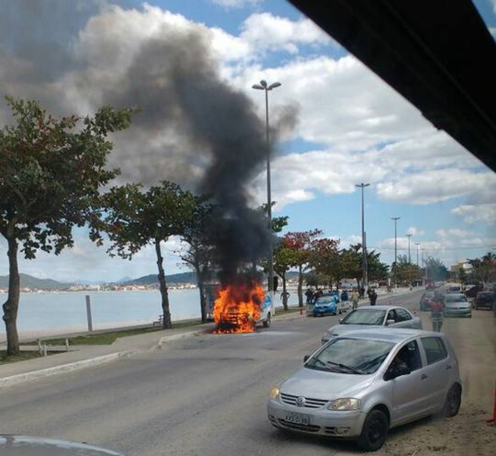 Camburão em chamas em Iguaba (Foto: Gabriela Almeida/Arquivo Pessoal)