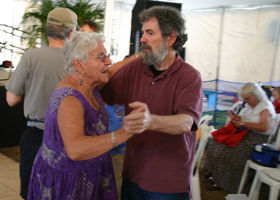 Comportamento compatível com a idade: esse tipo de expectativa pode ser uma forma de preconceito contra o idoso (Foto: https://commons.wikimedia.org/w/index.php?curid=29229570)