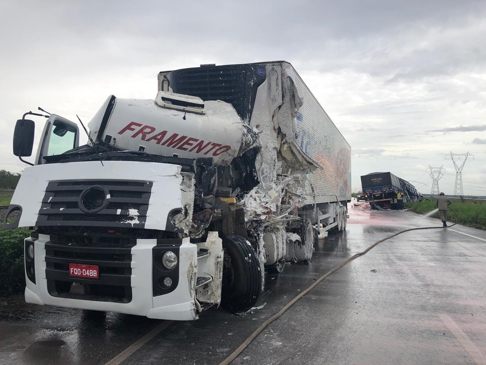 ColisÃ£o entre duas carretas deixa um morto na BR-135 â Foto: Sidney Pereira/TV Mirante