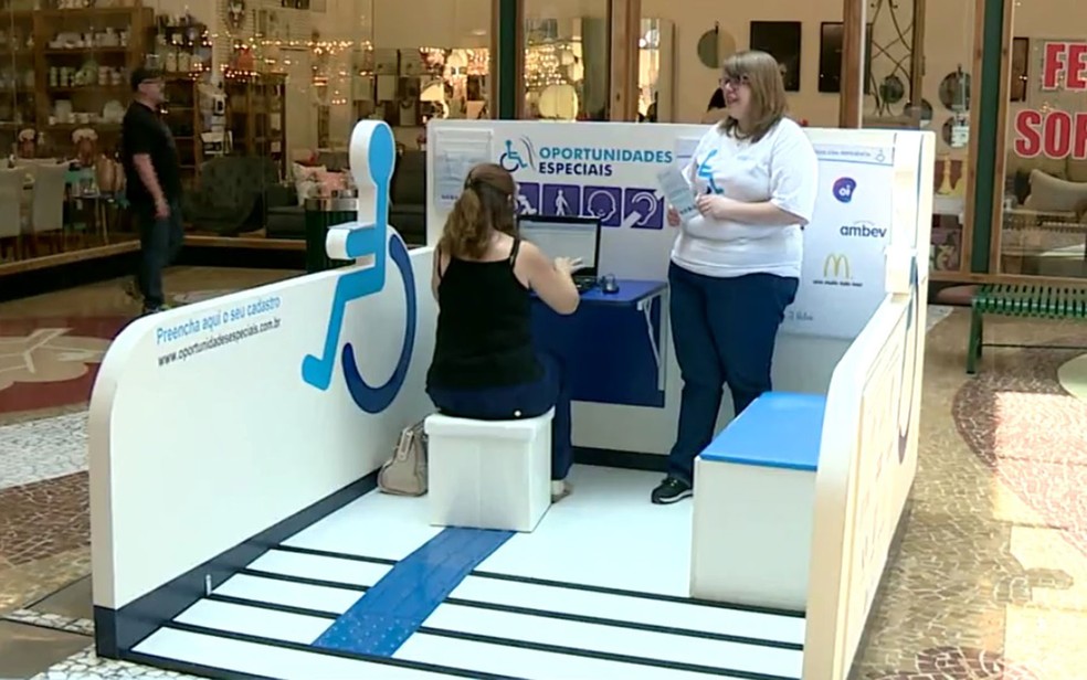 Estande para cadastrar currÃ­culos no projeto 'Oportunidades Especiais' fica no Parque D. Pedro Shopping, em Campinas (SP), atÃ© dia 9 de outubro. â Foto: ReproduÃ§Ã£o/EPTV