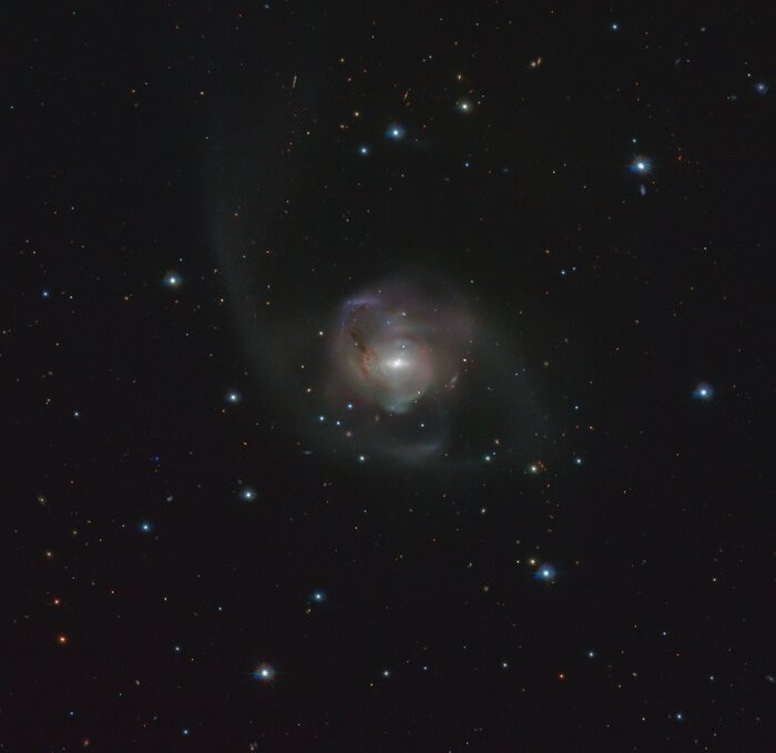 A galáxia NGC 7727, avistada pelo VLT Survey Telescope (VST) do ESO, no Chile (Foto: ESO/VST ATLAS)